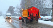 В Брянске c первым снегом начали засыпать дороги песком и солью