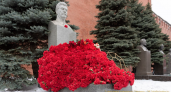 День памяти Сталина: на могилу генералиссимуса у Кремлёвской стены возложили 6,3 тыс. красных гвоздик