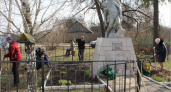 Редакция суземской газеты «Рассвет» привела в порядок территорию вокруг мемориала расстрелянным мирным жителям