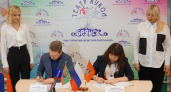 Брянский и Горловский театры кукол подкрепили дружбу официальным соглашением о сотрудничестве