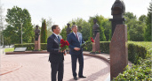 Экс-губернатор Псковской области Андрей Турчак возложил цветы к бюстам псковским десантникам в Брянске