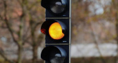 Автомобилистов в России начнут штрафовать за проезд на жёлтый сигнал светофора