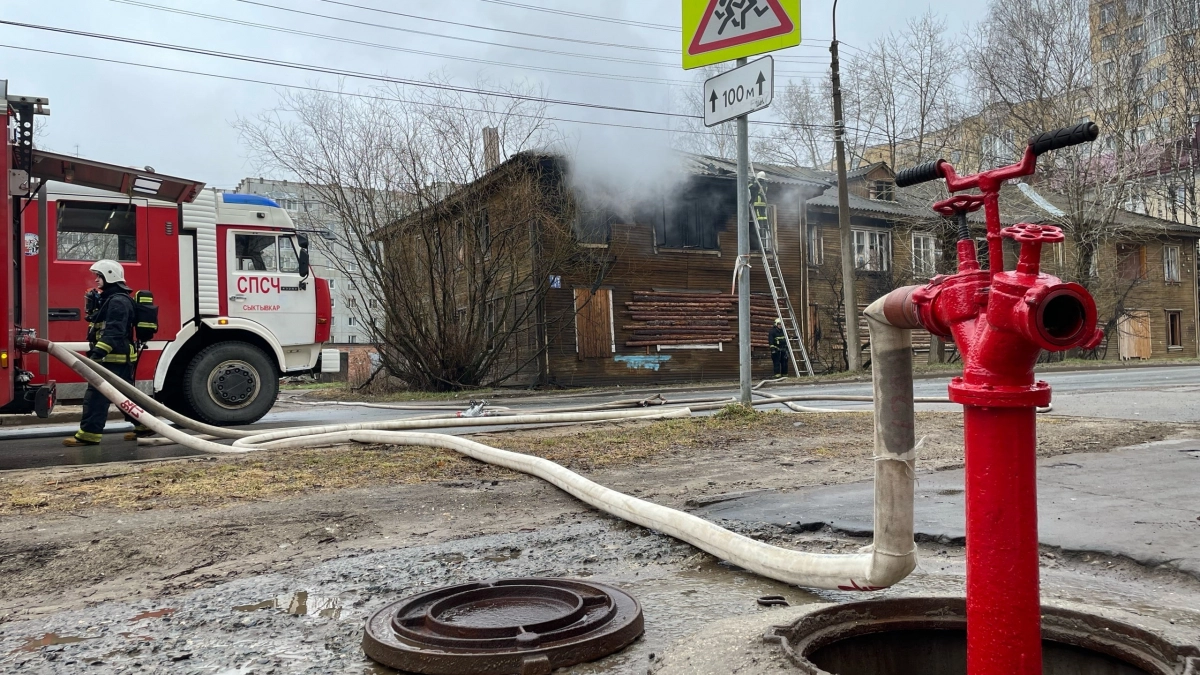 Пожарные спасли шесть человек при тушении возгорания в жилом доме под Брянском