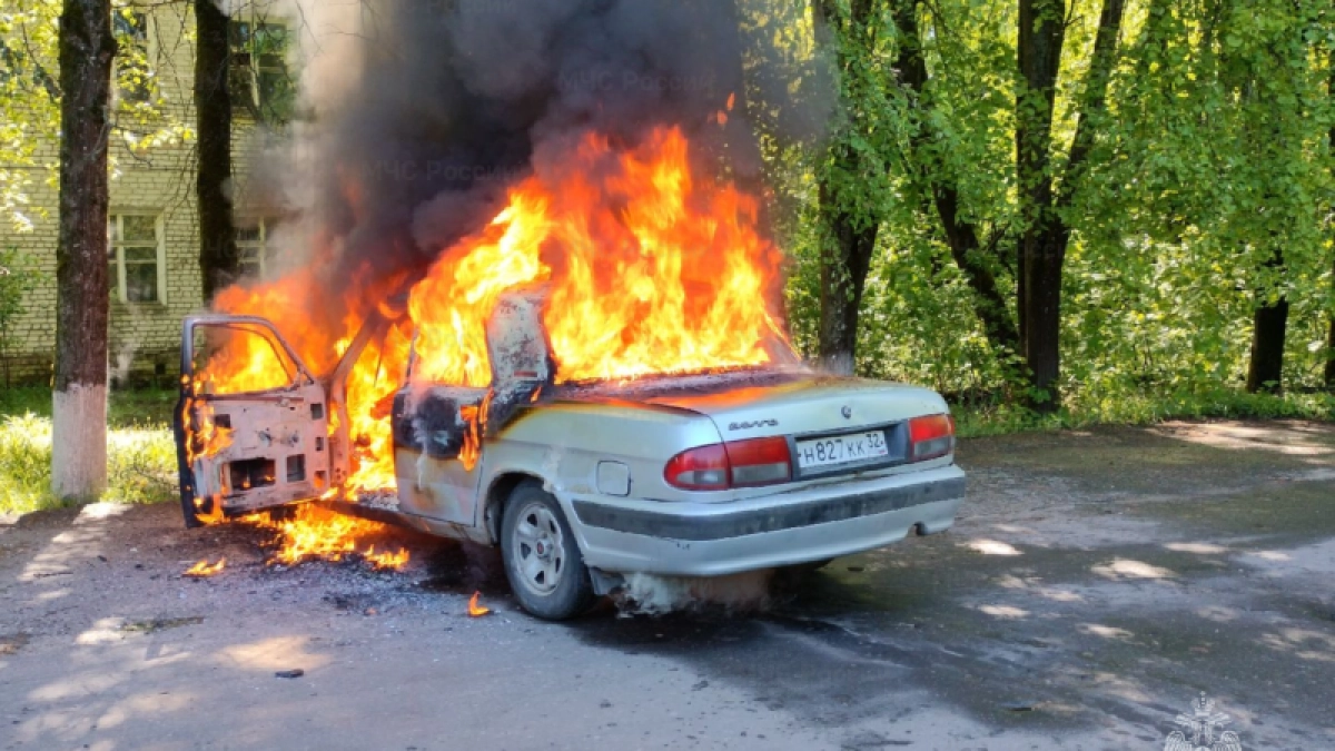Пожарные ликвидировали возгорание легкового автомобиля в Брянской области
