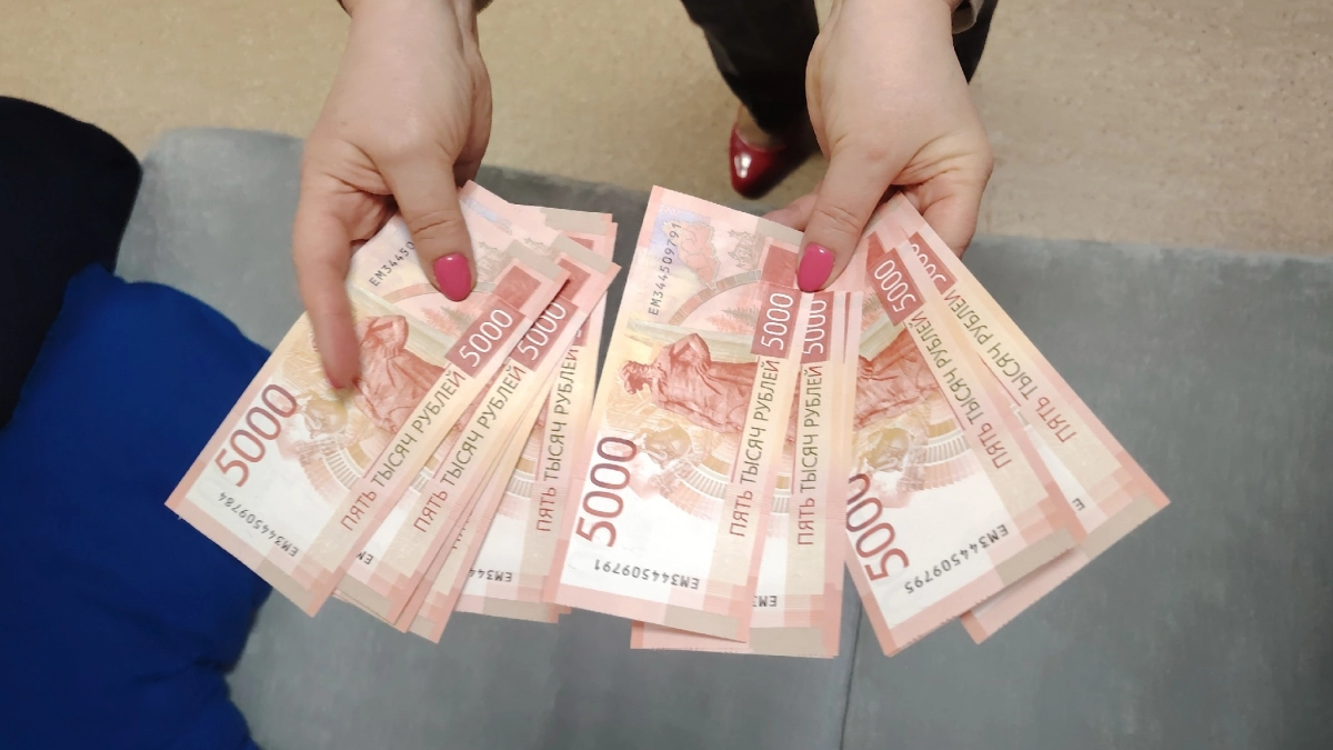 Полиция Брянска задержала курьершу с тремя миллионами рублей