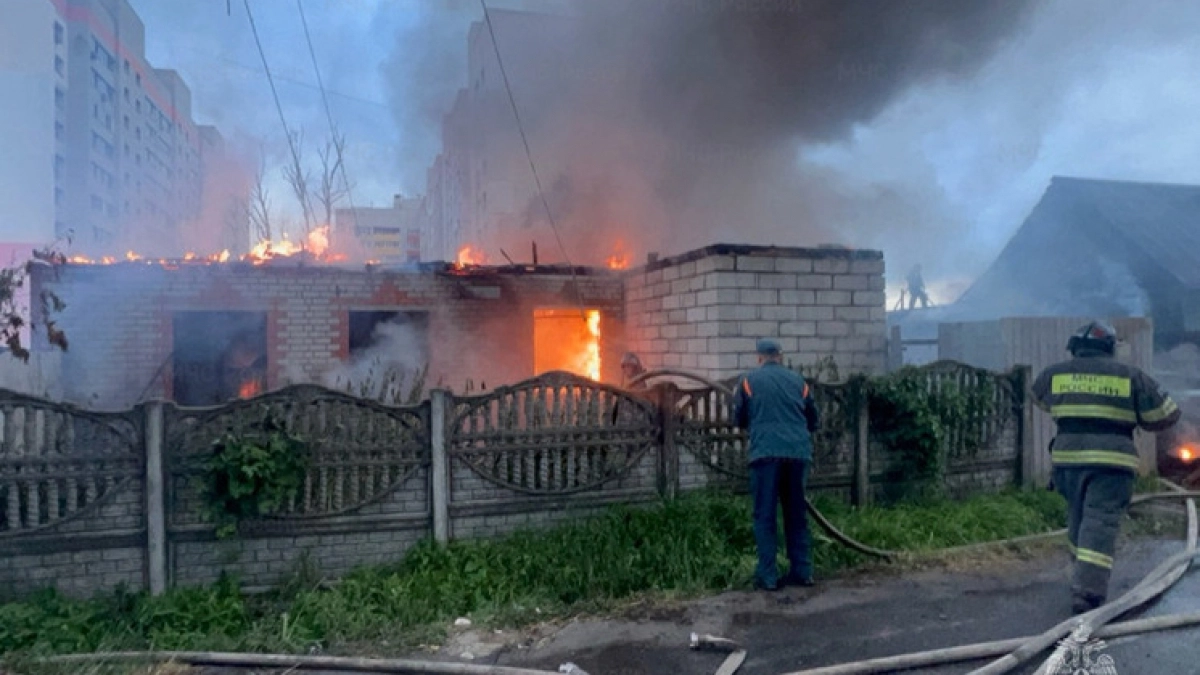 На Брянской улице Кольцова пожар уничтожил два жилых дома