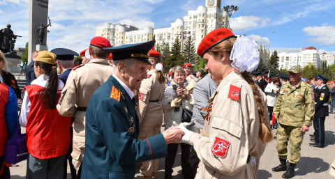 Цветы, поздравления, торжественный марш: Брянск отмечает 80-летие Победы