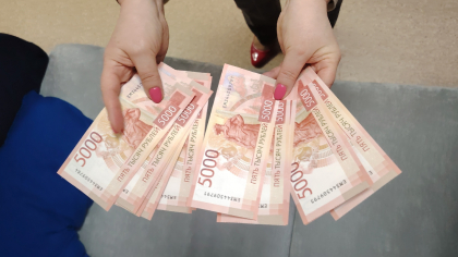 Полиция Брянска задержала курьершу с тремя миллионами рублей
