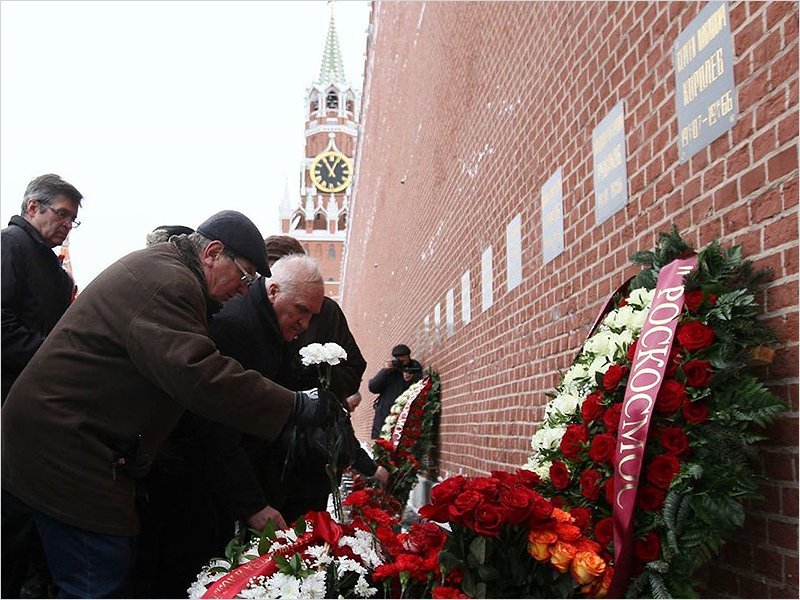 Виктор Афанасьев возложил цветы к месту захоронения Сергея Королёва