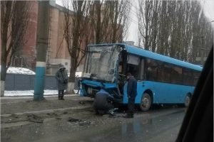 Новая дорога «Брянск-I – Брянск-II» спровоцировала своё первое ДТП: в утиль отправлен «синий» автобус