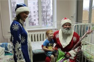 «Новогоднее чудо» в Брянске: Дед Мороз навестил детей прямо в больничных палатах