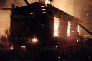 Дятьковские пожарные больше часа пытались потушить горящий частный дом
