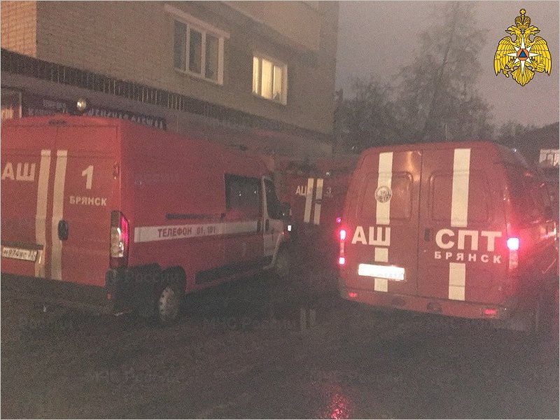 Пожар на улице Шолохова в Брянске: самостоятельно и принудительно эвакуированы более 30 человек