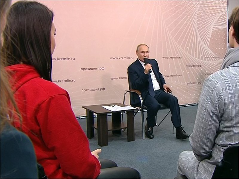 Владимир Путин предложил обеспечить школы горячим питанием из местных продуктов
