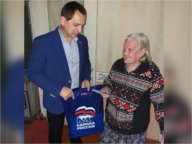 Депутат Брянского горсовета поздравил ветеранов-бежичан с новогодними и рождественскими праздниками