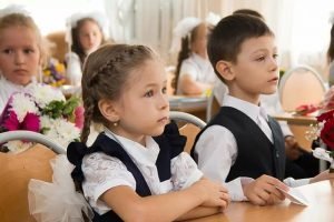 Собрать одного ребёнка в школу брянским родителям «вылетает в десяточку»