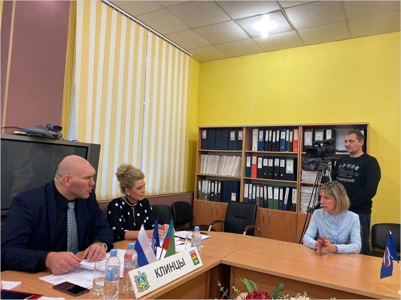 Ремонт школы и сельского ДК будет в 2020 году:  Николай Валуев провёл приём граждан в Клинцах