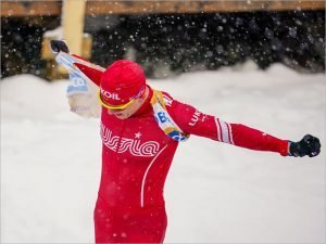 Александр Большунов упал за километр до финиша и остался без медалей в скиатлоне на этапе КР