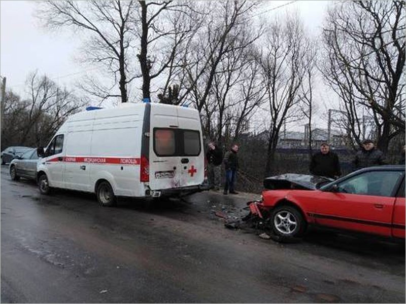 В Навле машина «скорой помощи» попала в массовое ДТП