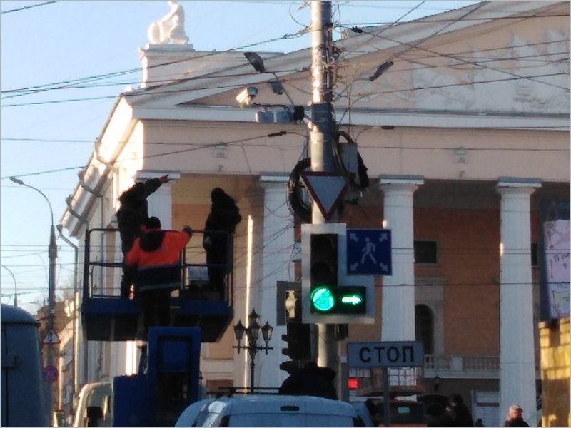 На главном перекрёстке в центре Брянска повесили камеры видеофиксации