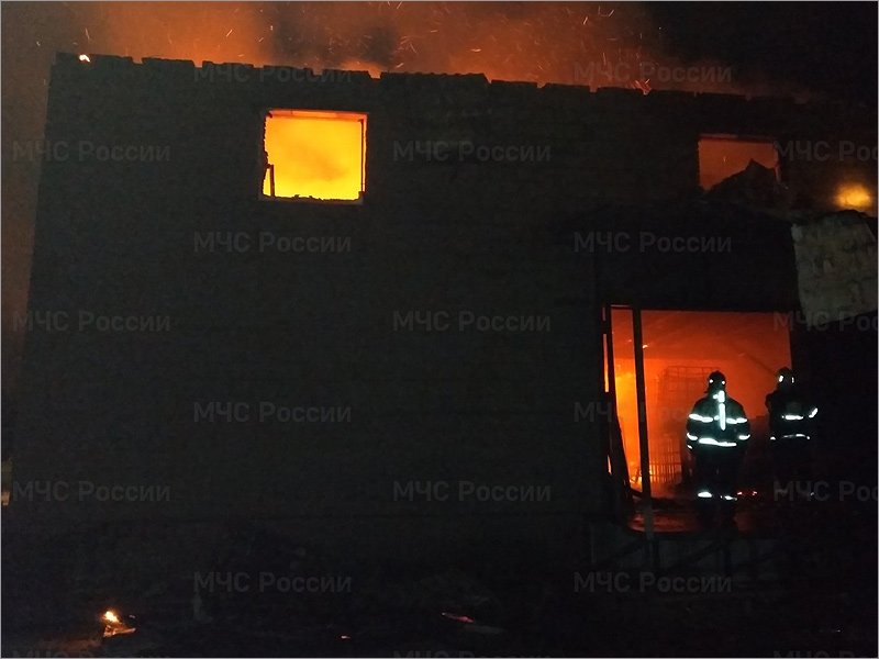 В Брянске на Соборной сгорел двухэтажный склад
