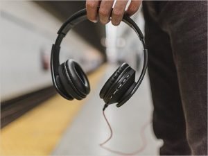 В Минтранс поступило предложение запретить слушать музыку без наушников в транспорте