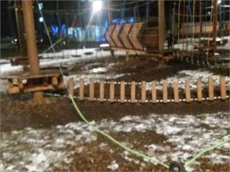 В брянском Майском парке взрослые вандалы развалили детский верёвочный городок