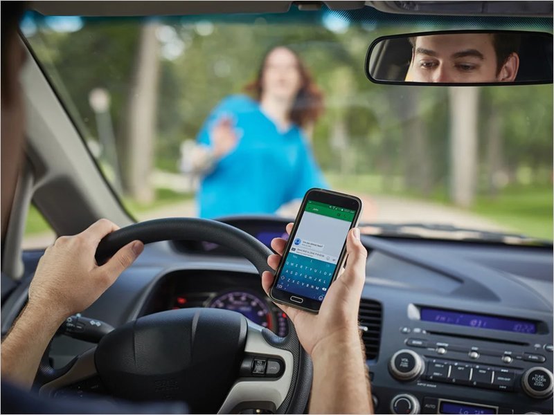 Брянские водители тупят в смартфон примерно 4% от общего времени движения