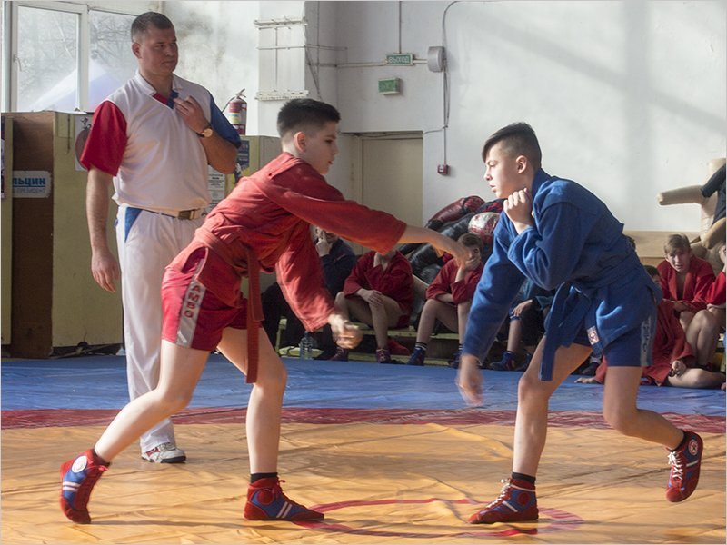 Юные самбисты выявили сильнейших в открытом первенстве Брянска. Награждал их семикратный чемпион мира