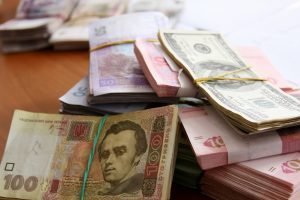 Украинец пытался провезти через Брянск 10,5 тысяч незадекларированных долларов