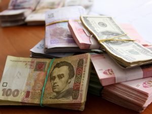 Украинец пытался провезти через Брянск 10,5 тысяч незадекларированных долларов