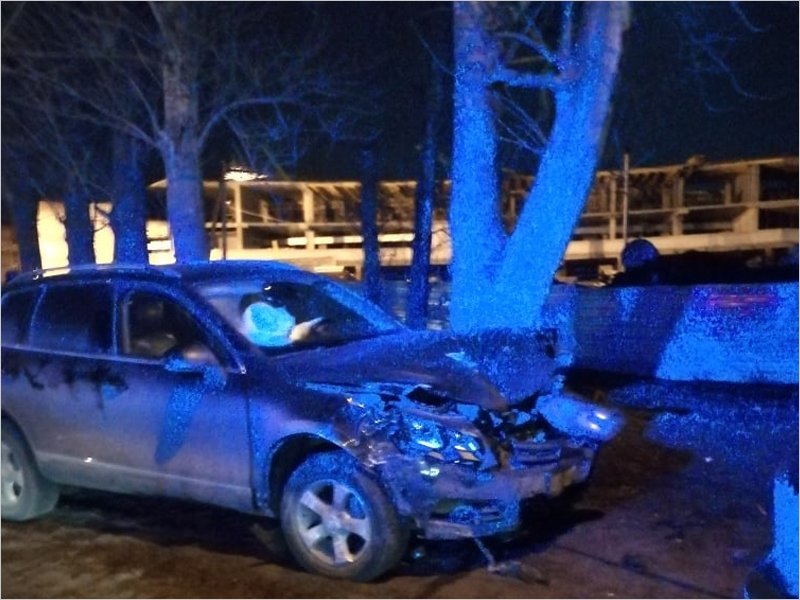 В Брянске на улице Авиационной кроссовер протаранил Mazda. Водителя «вырезали» из обломков