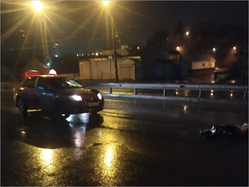 Ночью в Брянске пешеход попал под колёса легковушки