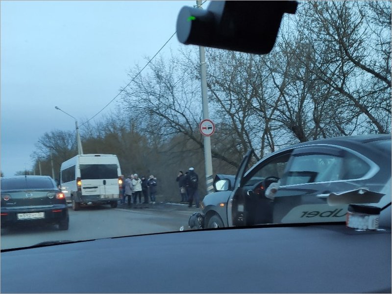 Водитель иномарки в Брянске спровоцировал ДТП и выкидыш у беременной женщины