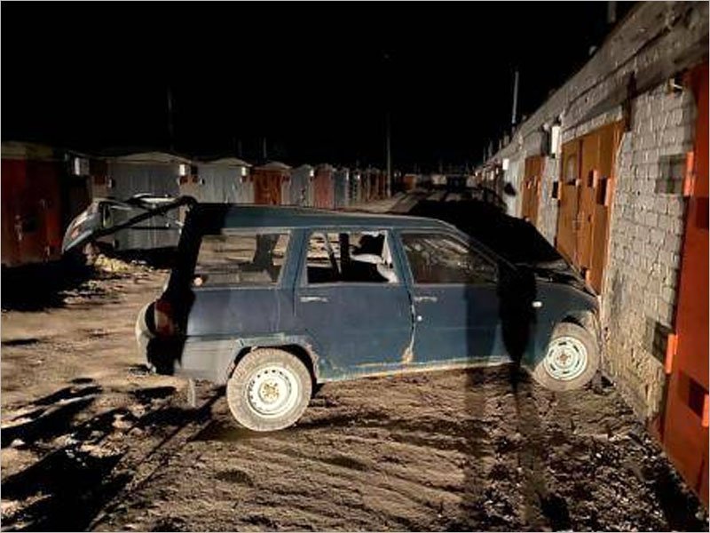 ДТП в Брянске: водитель въехал в гараж — чужой и закрытый. Трое пострадавших