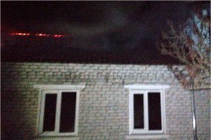 В Дятьково в ночь на вторник сгорел дом, пострадал один человек