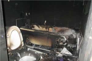 Из квартиры с горящим туалетом в Брянске эвакуировали двоих жильцов