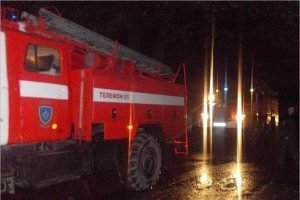 В посёлке под Карачевом пожарные больше часа тушили горевшую квартиру