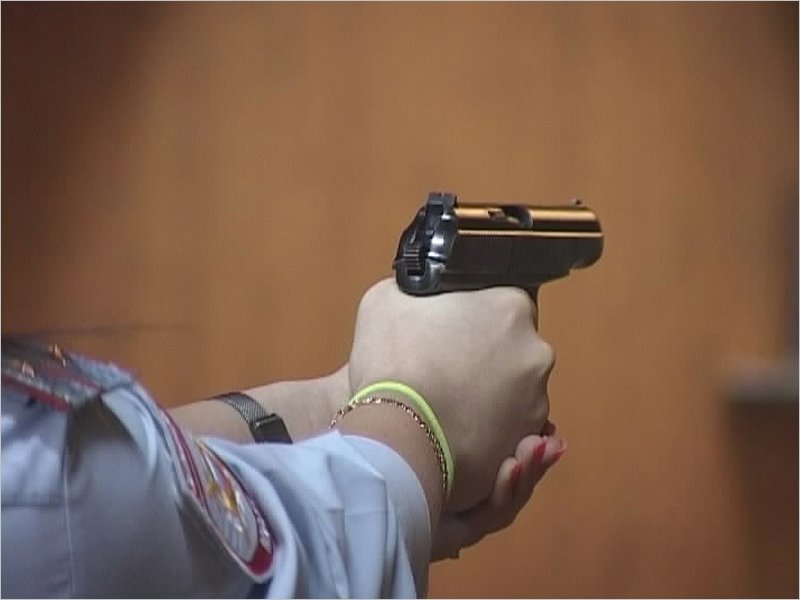 Сотрудницы брянской прокуратуры соревновались в стрельбе из пистолета Макарова