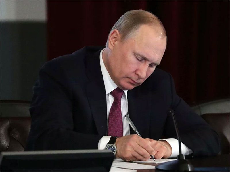 Владимир Путин подписал одобренный законодателями закон о поправках в Конституцию
