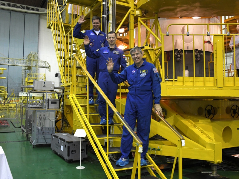 Экипажи «Союз МС-16» провели контрольный осмотр корабля