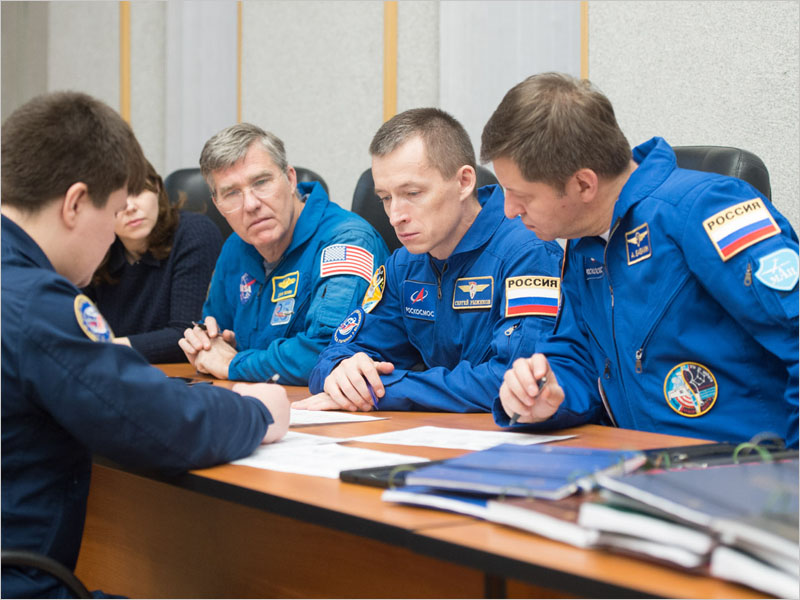 Экипажи МКС-63 на Байконуре отработали ручные режимы «Союза» и укладку оборудования