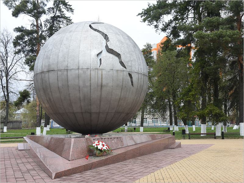 Годовщину с момента аварии на Чернобыльской АЭС в Брянске отметили возложением цветов к «Шару»