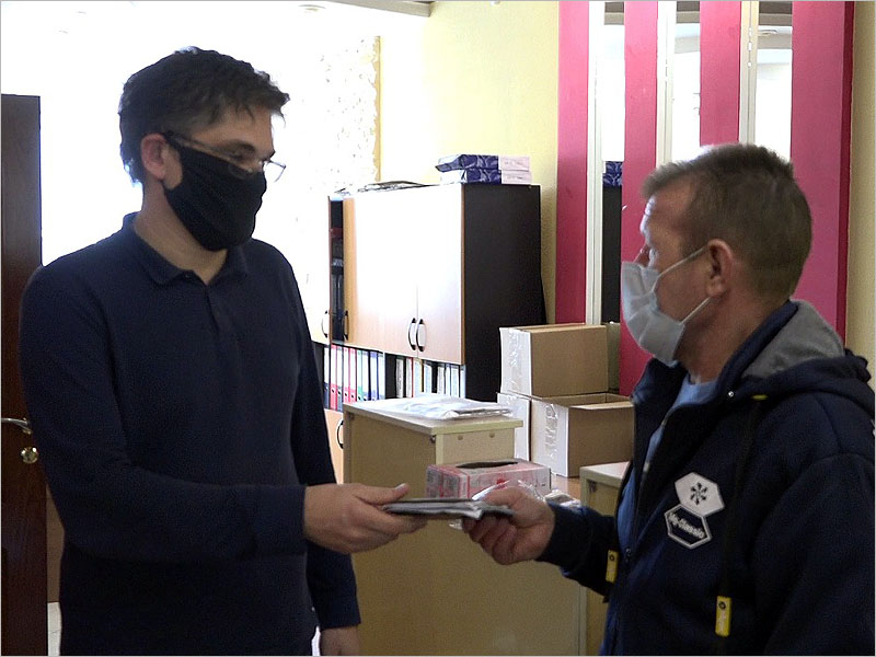Из мусора в Брянске вновь выудили документы — два паспорта и права