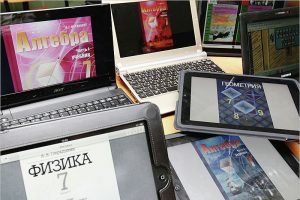 Две брянских многодетных семьи  получили компьютеры для дистанционного обучения детей