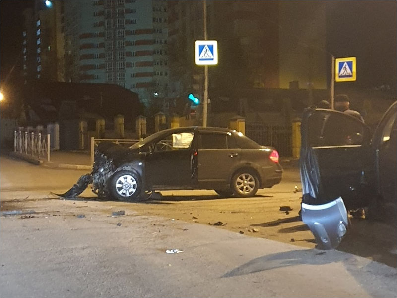 В ночном ДТП на пустой дороге в Брянске пострадала девушка-водитель