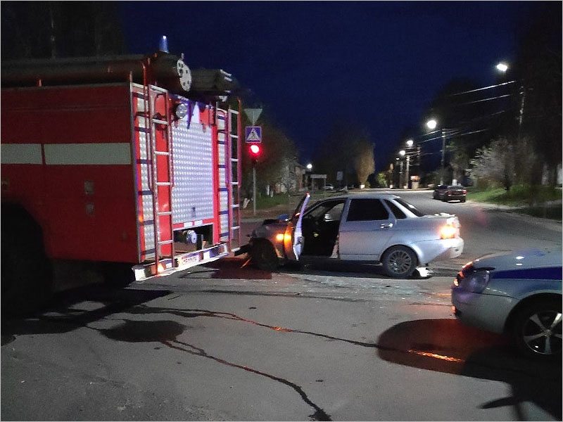 В Климово «Приора» врезалась в пожарную машину. Пострадала молодая женщина
