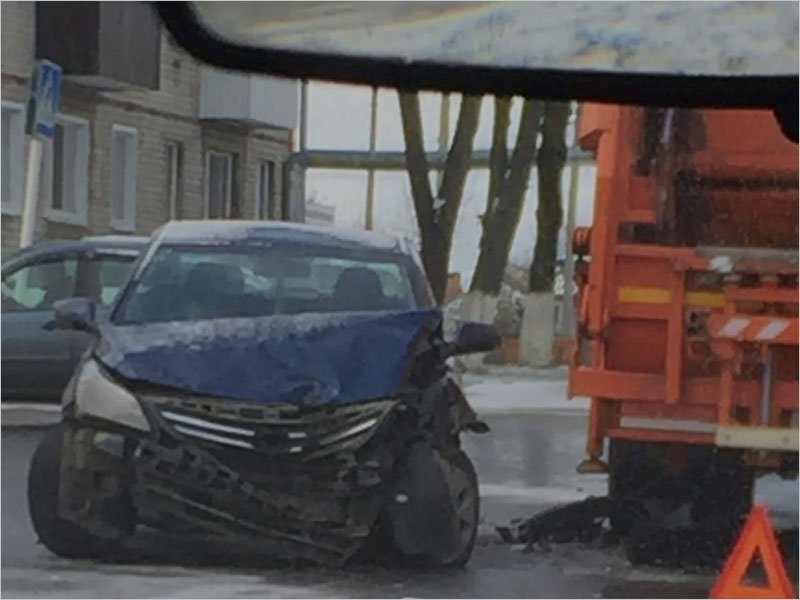 В центре Новозыбкова на свежевыпавшем снегу не разъехались мусоровоз и иномарка