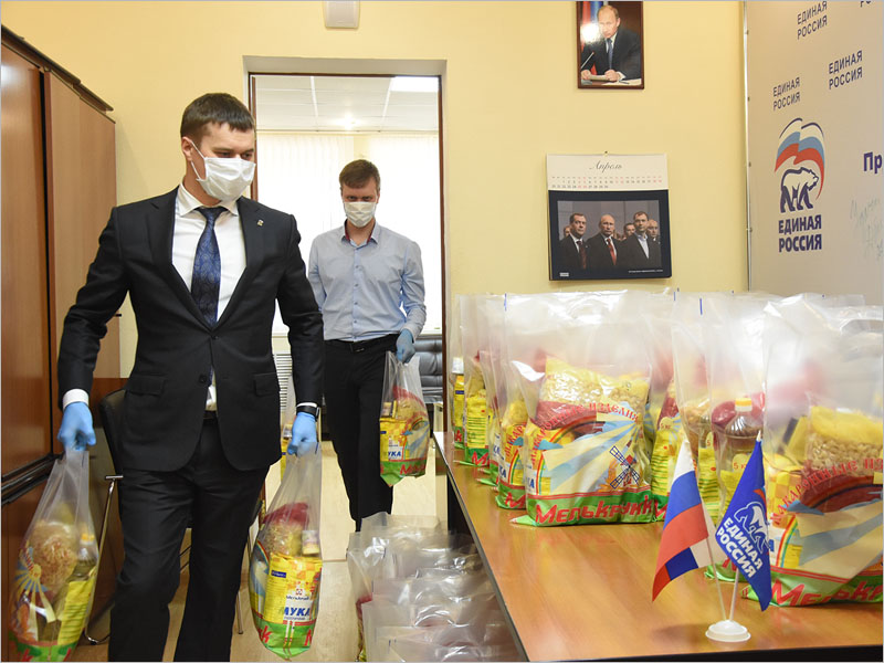 Депутат облдумы Роман Мимонов передал в волонтёрский центр «ЕР» 40 продуктовых наборов