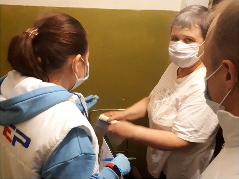 Волонтёры «ЕР» в Брянске доставляли пожилым людям продукты и лекарства. И дарили цветы
